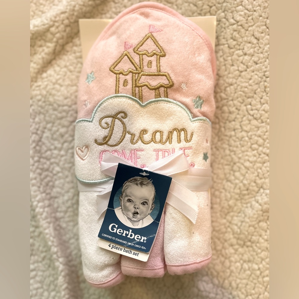 Gerber baby girl towel set. New with tags